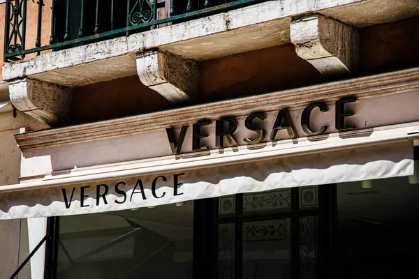 Venedik, İtalya, 17 Ağustos 2024: Mağazanın ön cephesinde Versace markası, şık harfler ve bir tepe örtüsü bulunuyor..