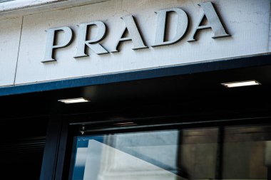 Venedik, İtalya, 17 Ağustos 2024: Şık bir mağaza önü olan Prada, güneşli bir günde hareketli bir şehir ortamında lüks bir moda markasının altını çizerek şık bir mimari ve minimalist tasarıma sahip..