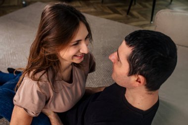 Sevgililer Günü 'nde birbirine gülümseyen bir çift özel anlardan hoşlanır. Yumuşak ışıklandırma ve rahat atmosfer romantizmi arttırır, günü özel ve unutulmaz kılar..