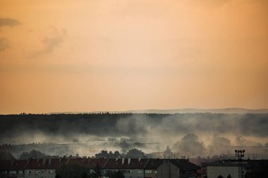Sivrisinek kontrolü için Osijek sokaklarında sabah sisi dolaşıyor. Çevresel yan etkileri olan halk sağlığı önleme.