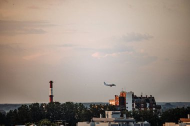 Sivrisinek kontrolü sırasında Osijek üzerinde yoğun kimyasal sislerin içinden uçan uçaklar. Sağlık ve çevre için risklerin vurgulanması.
