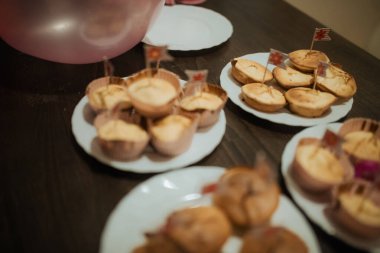 Masa küçük bayraklarla süslenmiş renkli çöreklerle dolu.. 