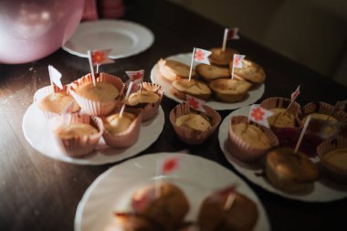 Küçük bayraklarla süslenmiş tepsiler dolusu harika bir toplantı.. 