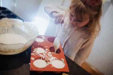 Canlı bir yemek pişirme seansında tatlı bir kız, malzemeleri karıştırıyor ve lezzetli bir ziyafet hazırlıyor.. 