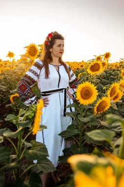 Geleneksel gurur ve sevinç Ukrayna ayçiçeği ayçiçeği ayininde resmedilmiştir.