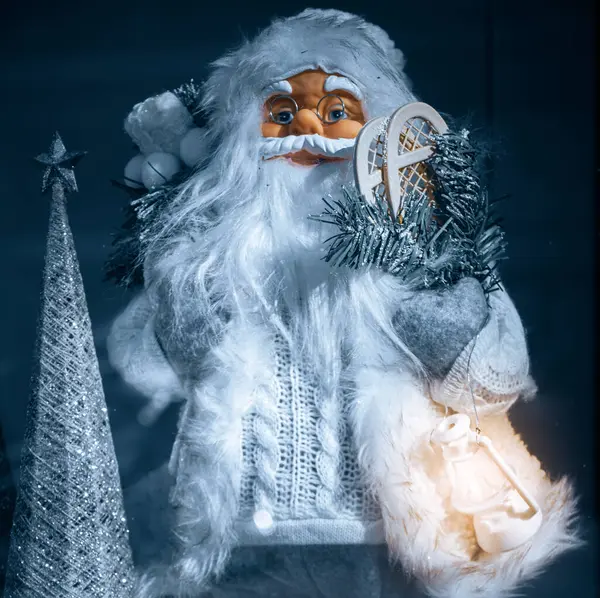 Bir hediye ve bir Noel ağacı ile Noel Baba 