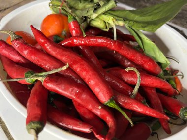 Beyaz arka planda taze kırmızı biber.