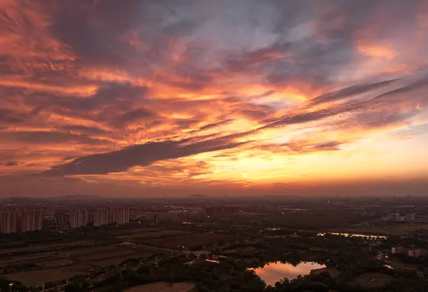 Yanan bulutlar ve günbatımı parıltısı