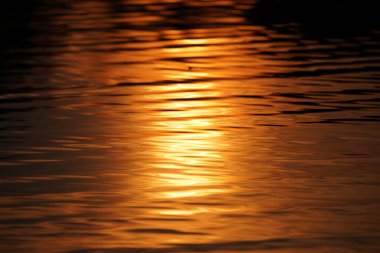 Batan güneş su yüzeyine altın bir parıltı saçtı.