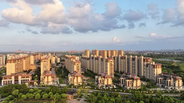 Gün batımından önce kalabalık olmayan küçük bir kasabanın sakin ve huzurlu manzarası.