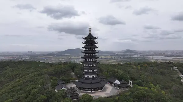 Xiangshan Turistik Bölgesi 'nin tepesindeki tapınak.
