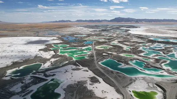 Da Chai Dan Jade Gölü 'nün doğal rengi Çin' in kuzeybatısında yer almaktadır.