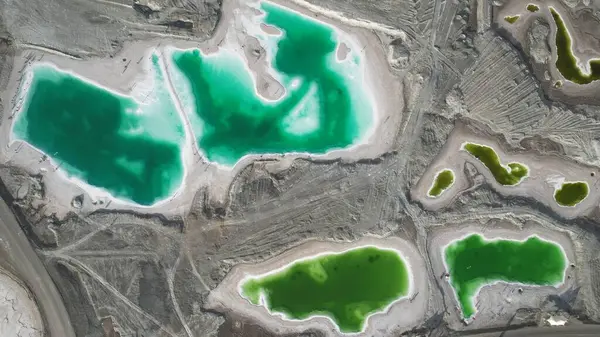 Da Chai Dan Jade Gölü 'nün doğal rengi Çin' in kuzeybatısında yer almaktadır.