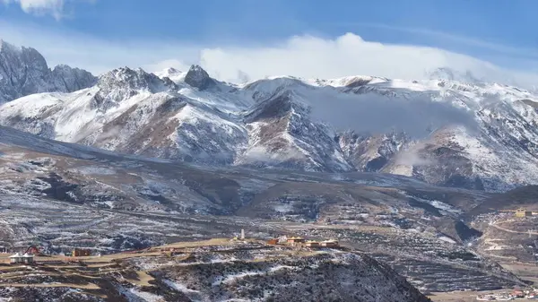 Ganzi County, Batı Sichuan 'daki Nehir ve Dağ Sahnesi