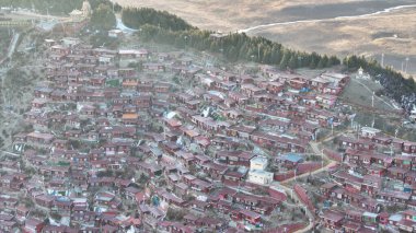 Seda Wuming Larong Budist Üniversitesi 'nin manzarası