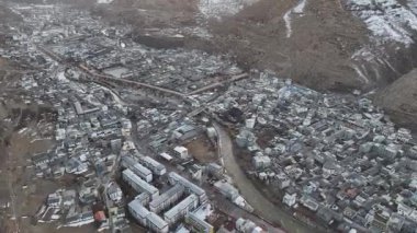 Dağın eteğindeki gerçek ve hareketli küçük bir kasaba.