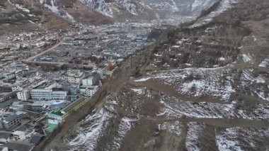 Dağın eteğindeki gerçek ve hareketli küçük bir kasaba.