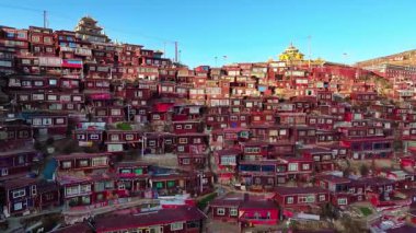 Seda County, Ganzi 'deki şaşırtıcı derecede yoğun Kızıl Üniversite Binaları, Sichuan Eyaleti, Çin