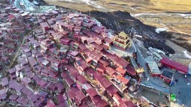 Seda County, Ganzi 'deki şaşırtıcı derecede yoğun Kızıl Üniversite Binaları, Sichuan Eyaleti, Çin