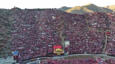 Seda County, Ganzi 'deki şaşırtıcı derecede yoğun Kızıl Üniversite Binaları, Sichuan Eyaleti, Çin