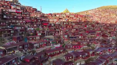 Seda County, Ganzi 'deki şaşırtıcı derecede yoğun Kızıl Üniversite Binaları, Sichuan Eyaleti, Çin