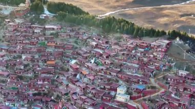 Seda County, Ganzi 'deki şaşırtıcı derecede yoğun Kızıl Üniversite Binaları, Sichuan Eyaleti, Çin