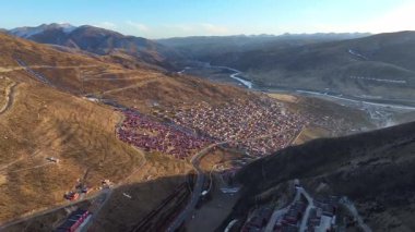 Seda County, Ganzi 'deki şaşırtıcı derecede yoğun Kızıl Üniversite Binaları, Sichuan Eyaleti, Çin