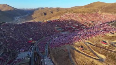 Seda County, Ganzi 'deki şaşırtıcı derecede yoğun Kızıl Üniversite Binaları, Sichuan Eyaleti, Çin