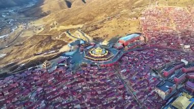 Seda County, Ganzi 'deki şaşırtıcı derecede yoğun Kızıl Üniversite Binaları, Sichuan Eyaleti, Çin