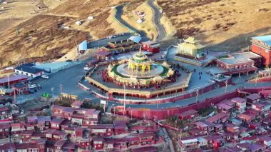 Seda County, Ganzi 'deki şaşırtıcı derecede yoğun Kızıl Üniversite Binaları, Sichuan Eyaleti, Çin
