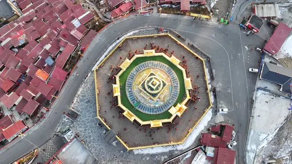 Gökyüzünün Perspektifinden Dua Çarkları İzleniyor