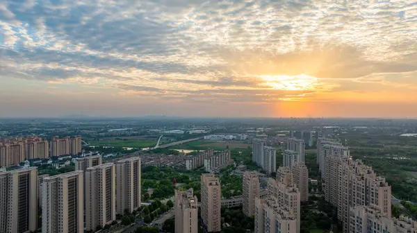 Şehir manzarası gün batımı ve akşam parıltısı