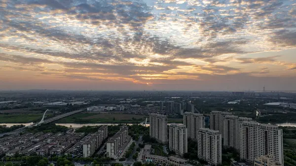 Şehir manzarası gün batımı ve akşam parıltısı