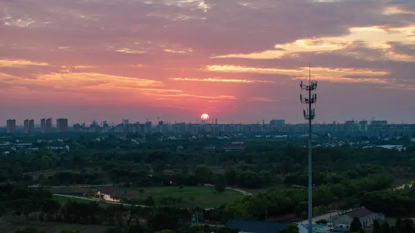 Şehir manzarası gün batımı ve akşam parıltısı