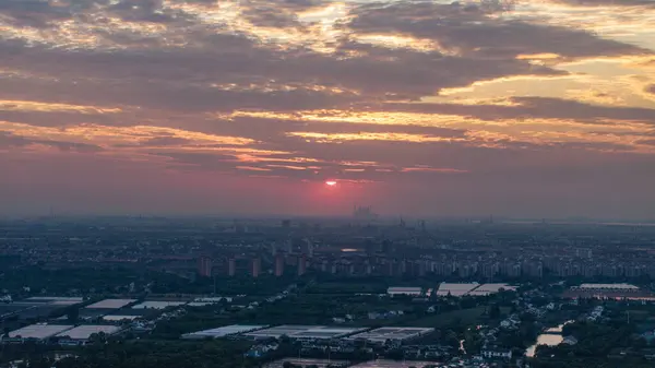 Şehir manzarası gün batımı ve akşam parıltısı
