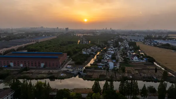 Şehir manzarası gün batımı ve akşam parıltısı