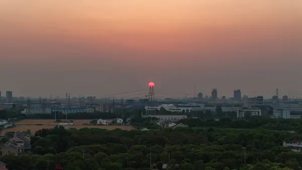 Şehir manzarası gün batımı ve akşam parıltısı