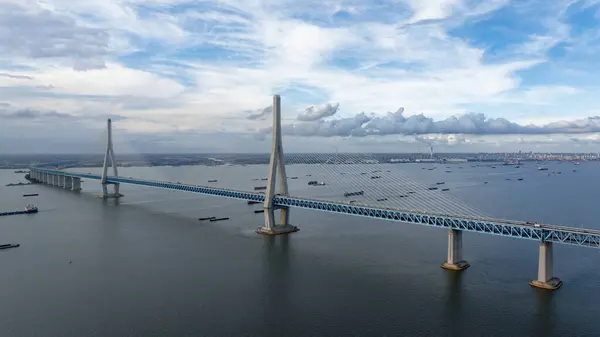 Yangtze Nehri Köprüsü 'nün altındaki manzara.