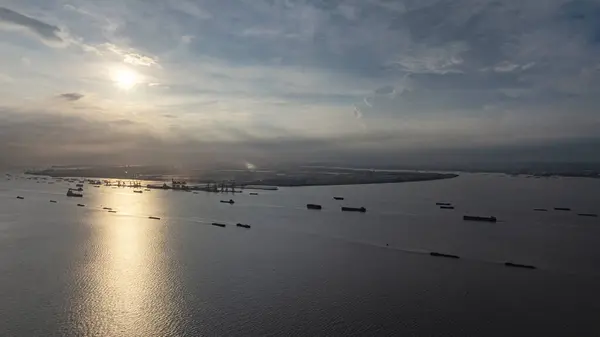 Yangtze Nehri Köprüsü 'nün altındaki manzara.