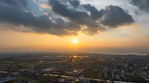 Şehir manzarası gün batımı ve akşam parıltısı