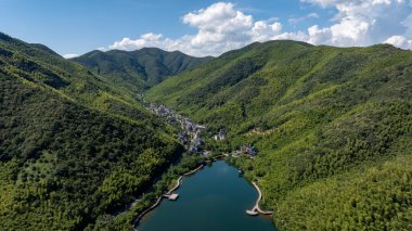 Huzhou, Zhejiang 'daki Changxing Yolu boyunca uzanan Dağ ve Su Manzarası.