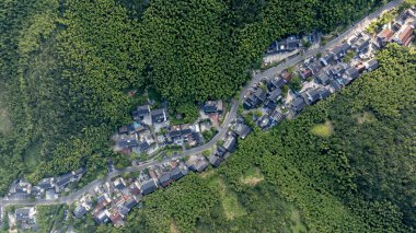 Huzhou, Zhejiang 'daki Changxing Yolu boyunca uzanan Dağ ve Su Manzarası.