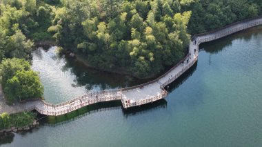 Huzhou, Zhejiang 'daki Changxing Yolu boyunca uzanan Dağ ve Su Manzarası.
