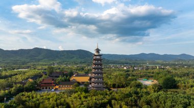 Huzhou, Zhejiang 'daki Changxing Yolu boyunca uzanan Dağ ve Su Manzarası.