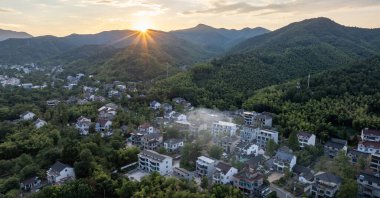 Huzhou, Zhejiang 'daki Changxing Yolu boyunca uzanan Dağ ve Su Manzarası.