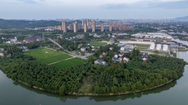 Huzhou, Zhejiang 'daki Changxing Yolu boyunca uzanan Dağ ve Su Manzarası.