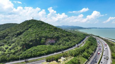 Huzhou, Zhejiang 'daki Changxing Yolu boyunca uzanan Dağ ve Su Manzarası.