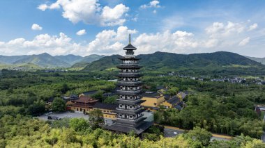 Huzhou, Zhejiang 'daki Changxing Yolu boyunca uzanan Dağ ve Su Manzarası.