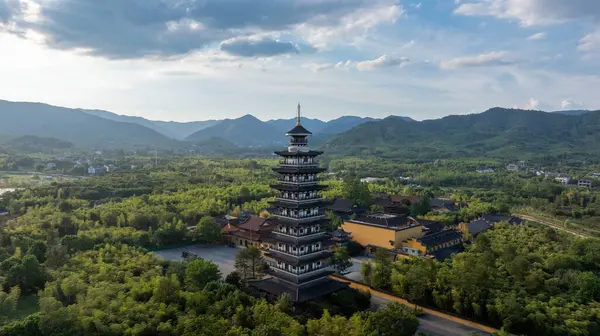 Huzhou, Zhejiang 'daki Changxing Yolu boyunca uzanan Dağ ve Su Manzarası.