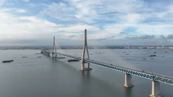 Yangtze Nehri Köprüsü 'nün altındaki manzara.